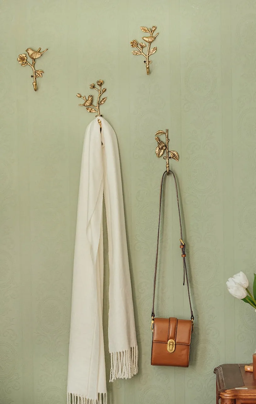 AvianCharm – Metal Wall Hook with Playful Bird Design