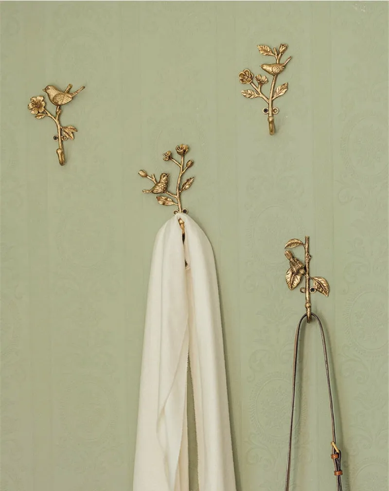 AvianCharm – Metal Wall Hook with Playful Bird Design