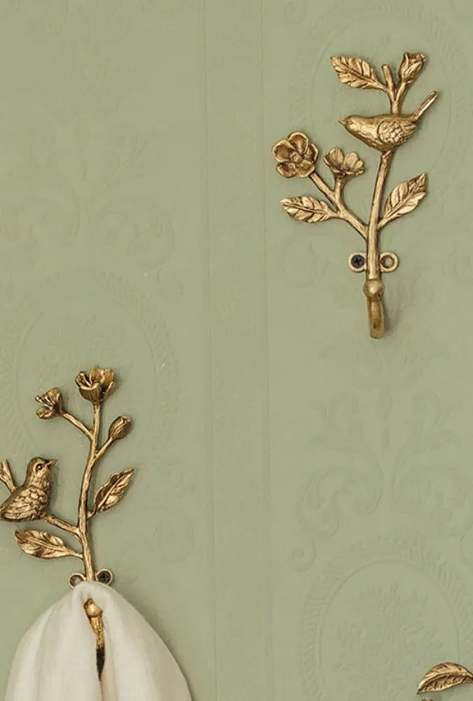 AvianCharm – Metal Wall Hook with Playful Bird Design