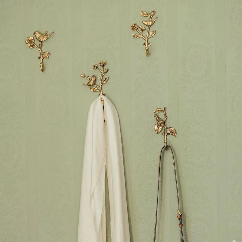 AvianCharm – Metal Wall Hook with Playful Bird Design